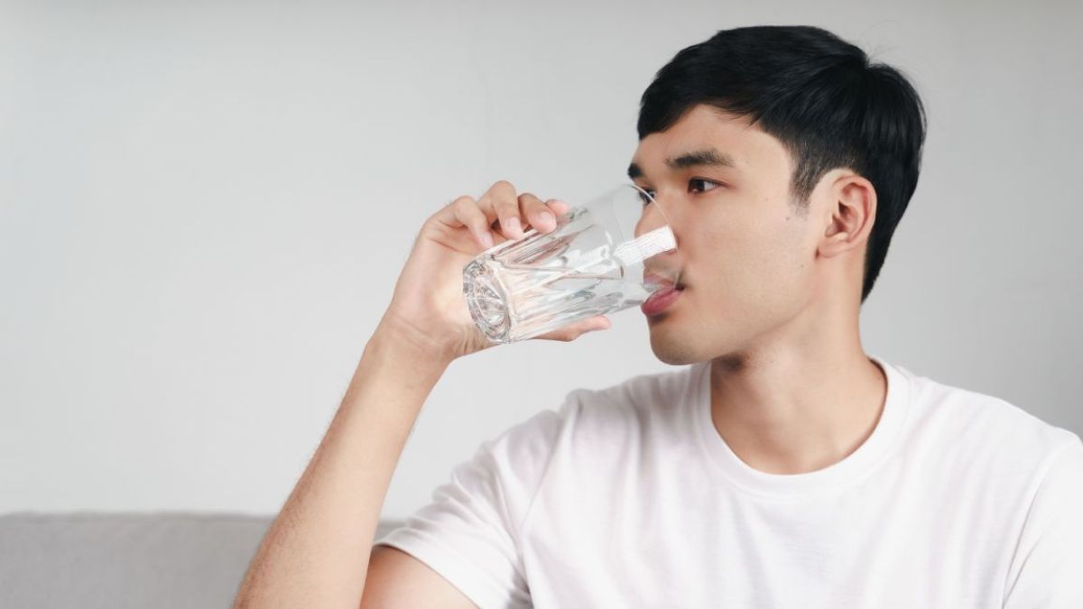 minum air putih untuk mencegah ambeien